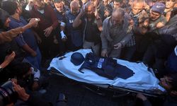 İtalya'da balkonlara Gazze'deki İsrail saldırılarında ölenler anısına temsili kefenler asıldı