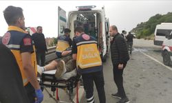 Bursa'da işçileri taşıyan minibüs ile otomobilin çarpıştığı kazada 12 kişi yaralandı