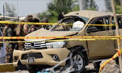 Pakistan'da güvenlik güçlerinin aracına yapılan saldırıda 7 asker hayatını kaybetti