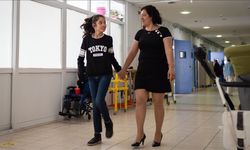 Hayatını serebral palsili kızına adayan fedakar annenin günleri mücadeleyle geçiyor