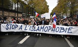 Fransa'nın Orleans kentinde İslamofobik çıkartma tepki çekti