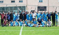 19 Yaş Altı Elit A Ligi Şampiyonu Trabzonspor kupasını aldı