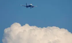 Japonya'dan ABD'ye giden uçaktaki yolcu, havada seyir halindeyken kapıları açmaya çalıştı