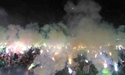 Böyle kutlama görülmedi, binlerce taraftar geceyi aydınlattı