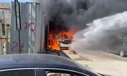 Tamir atölyesindeki otomobilde çıkan yangında iş yeri ve 2 araç zarar gördü