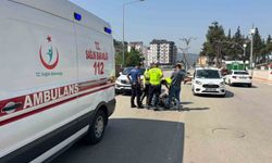Otomobillerle çarpışan motosiklet sürücüsü yaralandı
