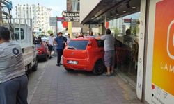 Otomobil mağazaya daldı, sürücü kazayı yara almadan atlattı