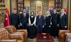 MHP'li Eyyup Yıldız, MHP Lideri Devlet Bahçeli'ye“ Kâbe-i Muazzama Hatırası” takdim etti