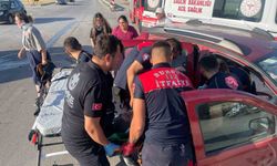 Burdur’da hafif ticari araç ile otomobil çarpıştı: 4 yaralı