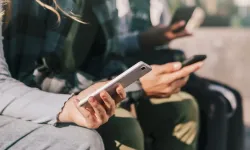 100 Bin Liralık Telefonu İnceleme Bahanesiyle Çalmaya Kalktı, Polis Önünü Kesti