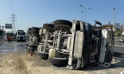 Bahçelievler'de kontrolden çıkan beton mikseri yola devrildi