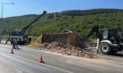 Maltepe'de hafriyat kamyonunun damperi devrildi