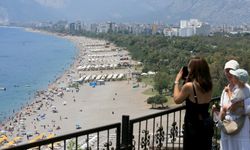 Kurban Bayramı Arifesinde Antalya Sahilleri Dolup Taştı