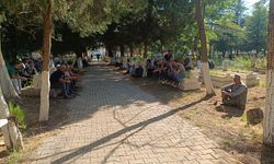 Bilecik'te ilçe halkı bayram arifesinde topluca mezarlık ziyaretinde bulundu