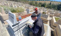 Afyonkarahisarlı yaşlı çift, Ankara'daki oğullarının mezarına polis ekiplerince götürüldü