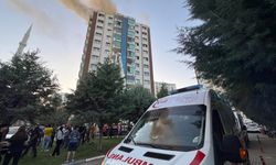 Diyarbakır'da bir binada çıkan yangına müdahale ediliyor