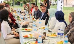 Bilecik Valisi Sözer, bayramı ailelerinden uzakta geçiren üniversitelilerle buluştu
