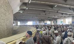 Hacılar Ziyaret Tavafı İçin Kâbe'de Buluştu