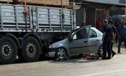 Adana'da tıra arkadan çarpan otomobildeki 1 kişi öldü, 1 kişi yaralandı