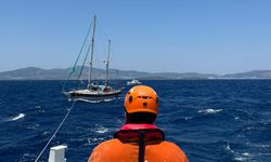 Bodrum açıklarında sürüklenen teknedeki 2 kişi kurtarıldı