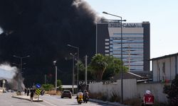 İzmir'de depoda çıkan yangına müdahale ediliyor