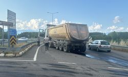 Düzce'de bariyer ve beton bloklara çarpan tırın sürücüsü yara almadan kurtuldu