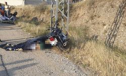 Adana'da elektrik direğine çarpan motosikletin sürücüsü öldü