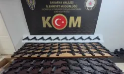Sakarya'da bir araçta seri numarası bulunmayan 100 tabanca ele geçirildi