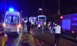 Manisa'da işçi servisinin park halindeki tıra çarptığı kazada 20 kişi yaralandı