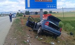 Afyonkarahisar'da yön tabelasına çarpan otomobildeki bir kişi hayatını kaybetti