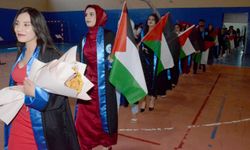 Kars'ta üniversite öğrencileri mezuniyet törenine Türk ve Filistin bayraklarıyla geldi