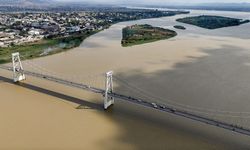 Mozambik'teki Zambezi Nehri ve Samora Machel Köprüsü havadan görüntülendi