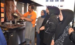 Muş'ta aşçılık kursuna katılan kadınlar restoranda kebap pişirip döner kesti