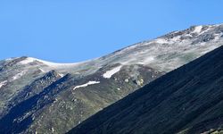 Rize'de bazı yaylaların yüksek kesimlerine kar yağdı
