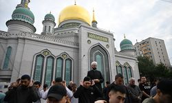 Rusya'da Müslümanlar, Kurban Bayramı namazında camilerden sokaklara taştı