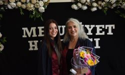 Samsun'da üniversiteyi birlikte okuyan anne kız diplomalarını aldı