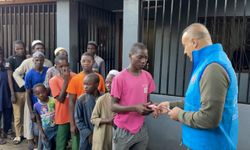 TDV gönüllüleri Mozambik'te çocuklara bayram harçlığı dağıttı