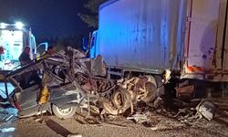Uşak'ta park halindeki kamyona çarpan otomobilin sürücüsü öldü