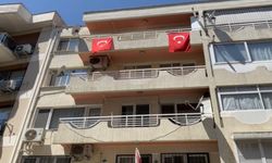 Şehit Pilot Albay Maden'in İzmir'deki babaevine Türk bayrağı asıldı