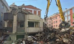 İstanbul Avcılar’da Yıkım Faciası: Beton Parçaları Yan Apartmanın Girişine Düştü