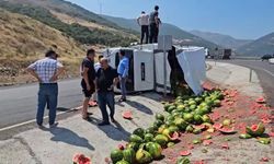 Gaziantep’te virajı alamayan karpuz yüklü kamyonet yan yattı