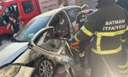 Batman'da iki otomobilin çarpıştığı kazada yaralanan sürücü sıkıştığı yerden ekiplerce kurtarıldı
