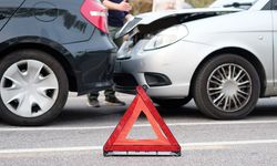 Hatay'da hafif ticari araçla otomobilin çarpıştığı kazada 1 kişi öldü, 7 kişi yaralandı