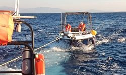 Bodrum açıklarında sürüklenen teknedeki 2 kişi kurtarıldı