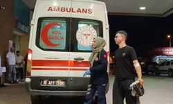 Motosiklet sürücüsü aracın altına girdi: 1 yaralı