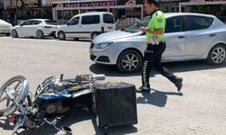 Karaman’da otomobille çarpışan motokurye yaralandı