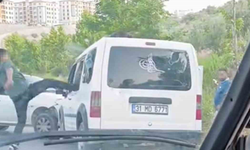 Hayrete düşüren görüntü: Kaza yaptıkları araçtakilere korku dolu anlar yaşattılar