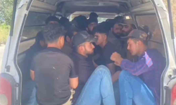 Minibüsü tıka basa göçmen dolduran şahıslar, yakayı ele verdi