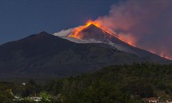 Etna Yanardağı güçlü şekilde kül ve lav püskürttü