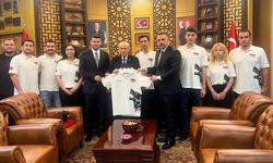 Ülkü Ocakları Genel Başkanı Yıldırım, “TÜRKHAN” İHA prototipini MHP Lideri Devlet Bahçeli'ye takdim etti